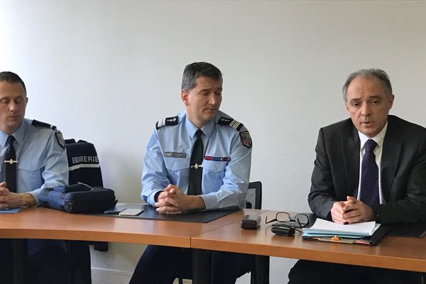 Le procureur de la République a donné, samedi 24 décembre à Beauvais, une conférence de presse afin de donner quelques informations sur le tragique accident ayant causé la mort de trois gendarmes le 23 décembre à Berneuil-sur-Roy dans l'Oise