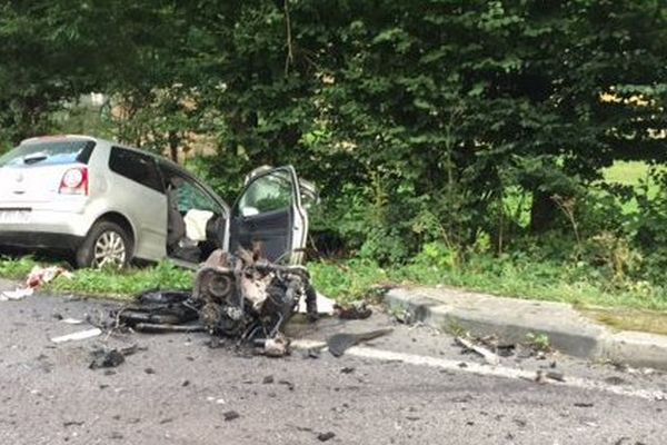 Le face-à-face entre une voiture et un poids lourds à eu lieu tôt dans la matinée de vendredi (25/08/2017).