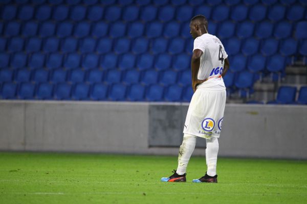 La déception du joueur amiénois Nicholas Opoku après la défaite de l'Amiens SC au Havre samedi 29 août 2020