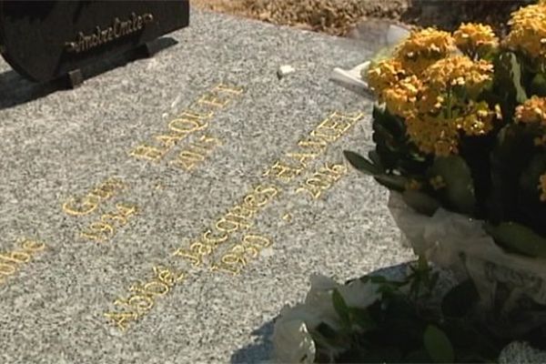 L'humble tombe du père Jacques Hamel, dans le carré des prêtres de la basilique Notre Dame de Bonsecours (Seine-Maritime). 