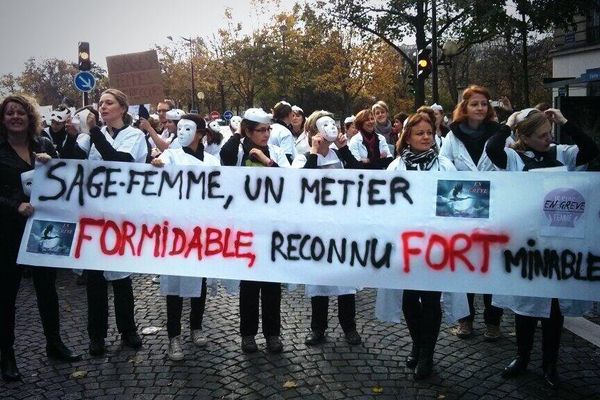 Les Sages-femmes, lors d'une marche à Paris en décembre 2013.