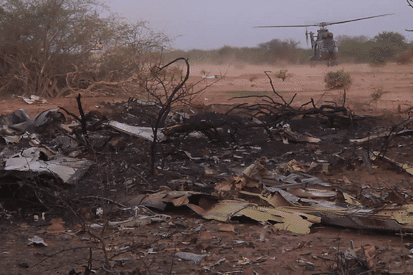 Les premières images du crash du vol AH5017 à Gossi au nord du Mali faisant 118 victimes dont 54 français