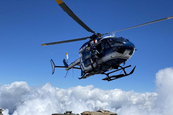 Illustration - Un hélicoptère de la gendarmerie participe aux recherches des deux randonneurs dans les Hautes-Alpes.