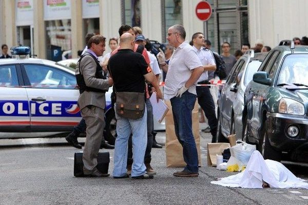 Le 11 septembre 2013, un des deux braqueurs a été tué par le bijoutier