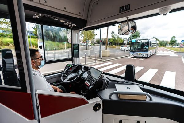 Un "safety driver", capable de prendre le contrôle du véhicule, reste présent dans le bus.