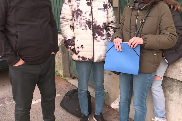 L'adolescent et ses parents, après avoir porté plainte au commissariat Foch à Nice.