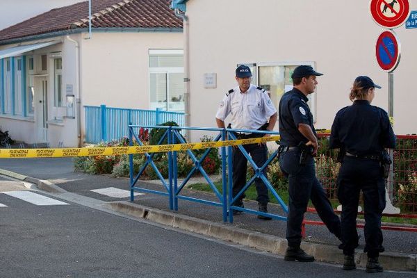 27/09/2011 : des policiers en faction devant l'école où Tylane a été tuée accidentellement.