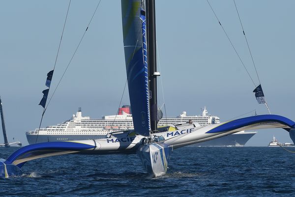 Le bateau de François Gabart fait face au Queen Mary II