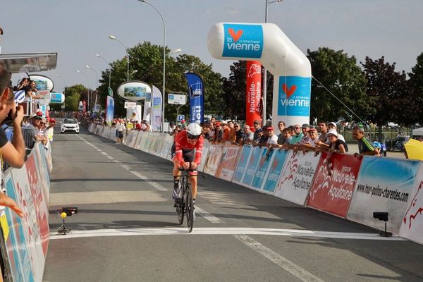 Mads Pedersen franchissant la ligne d'arrivée du contre-la-montre à Neuville-de-Poitou (86)