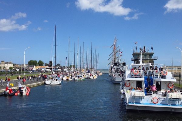 Dans l'écluse de Ouistreham, dimanche, vers midi.