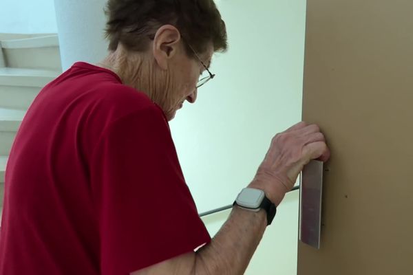 Depuis deux mois, Suzanne, âgée de 91 ans, est obligée d'emprunter les escaliers pour quitter son logement car l'ascenseur de l'immeuble situé à Alençon est en panne. Un risque pour la nonagénaire et les autres personnes âgées de l'immeuble.