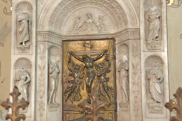 Dans l'abbatiale de Fécamp, le tabernacle de la relique du "précieux sang"