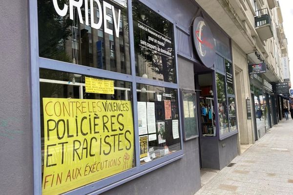 Cette affiche sur la vitrine du CRIDEV à Rennes fait réagir les syndicats de police