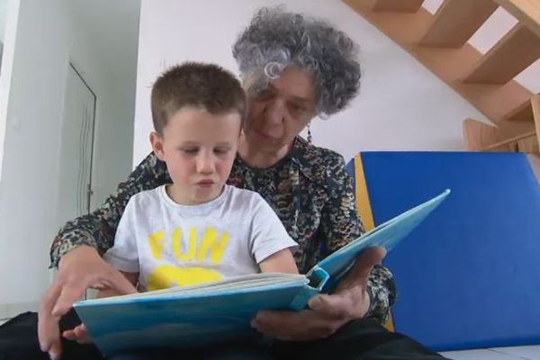 Mathis et sa psychomotricienne Géraldine découvrent un livre en relief, destiné aux malvoyants.