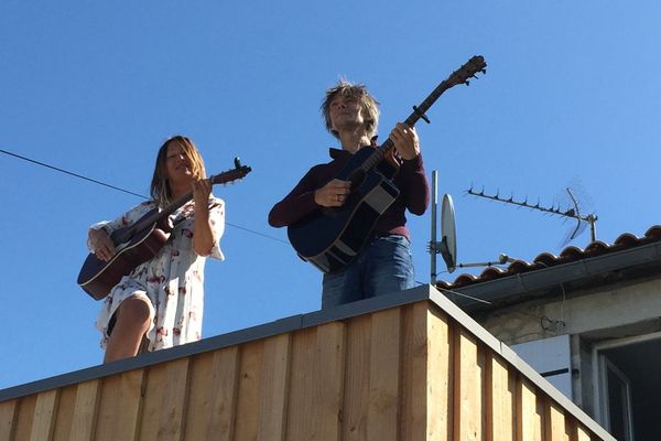 Valérie et Bertrand jouent de la guitare pour leurs voisins.