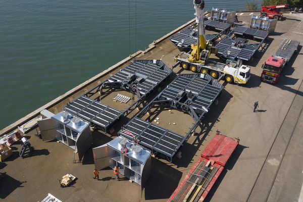 Ces installations ont été assemblées sur le Port Edouard Herriot de Lyon avant d'être mises à l'eau 