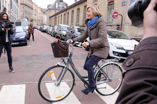 Valérie Pécresse, tête de liste LR-UDI-MoDem, sur le chemin du bureau de vote, le 6 décembre.