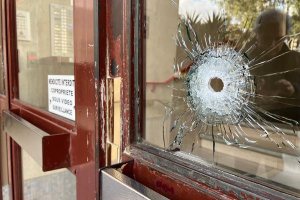 Deux impacts de balles sur la porte du 45B rue Charles-Chauve à Nice ce 25janvier au matin.