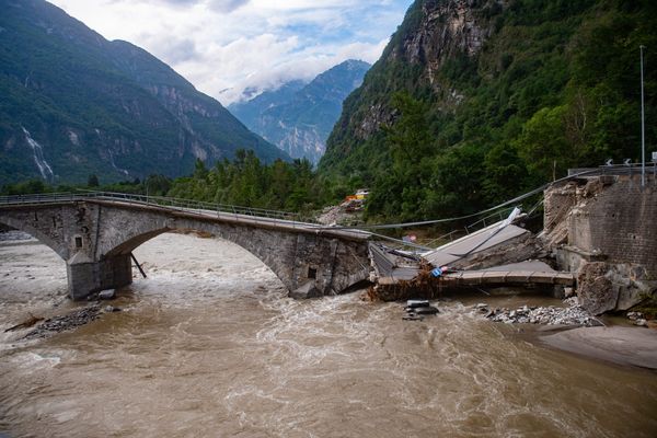 Le pont Visletto effondré entre Visletto et Cevio, dans la vallée de la Maggia, dans le sud de la Suisse, le 30 juin 2024.