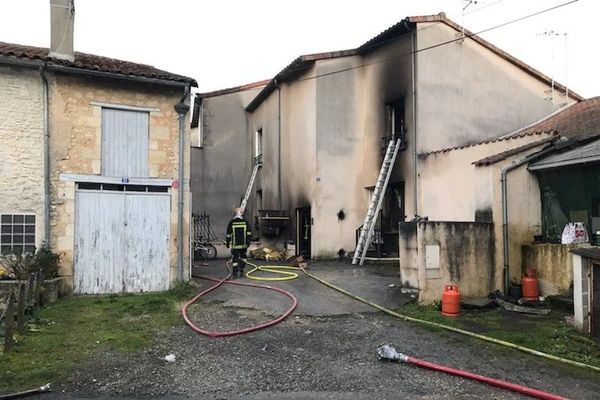 Un homme d'une quarantaine d'années est décédé dans l'incendie de sa maison à Ruffec en Charente.