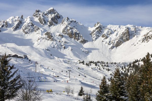 La station de ski de Courchevel, sous la neige en février 2024