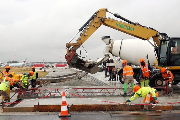 Des travaux de réfection de la piste 2, à Roissy-Charles-de-Gaulle, en 2016.