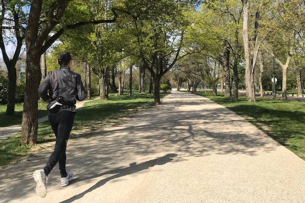 "Certains secteurs de la capitale comme les bois de Vincennes et de Boulogne restent fréquentés par de trop nombreux promeneurs et sportifs", affirme la préfecture de police de Paris.