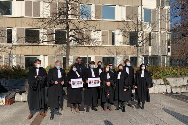 Journée internationale des avocats en danger : les avocats du Barreau de Lyon mobilisés pour leurs confères colombiens menacés dans l'exercice de leur profession - Rassemblement devant le tribunal judiciaire de Lyon ce lundi 24 janvier 2022.