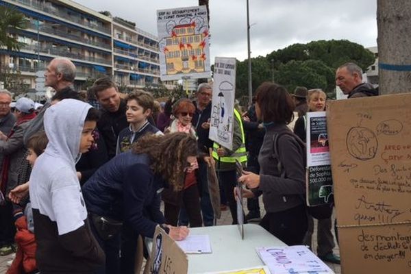 La marche pour le climat à débuté à 11h place du Marechal Juin, à Vence. Plusieurs animations sont présentes (actions contre les banques polluantes, roi carnaval fait par une école...)