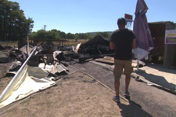 Le propriétaire du parc d'attractions constate les dégâts provoqués par l'incendie.