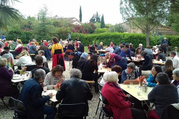 La journée a commencé par un repas partagé ... Le 16/10/2016 à Vogüé (Ardèche)