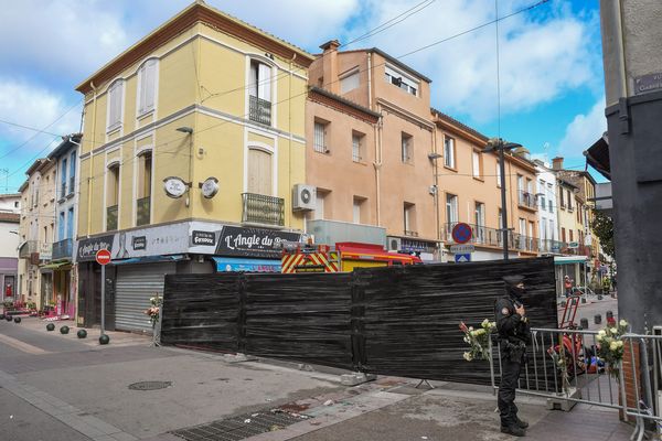 Saint-Laurent-de-la-Salanque - Les accès aux rues où se trouvent les 3 bâtiments incendiés ont été fermés et des bâches en plastique noir installées sur de hautes barrières. Le bilan est de 8 morts - 15 février 2022.