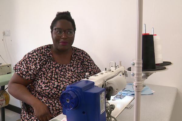 Denise Carter, chef d'entreprise issue du quartier de la Villeneuve à Grenoble, a dû se battre pour réussir à créer son atelier de confection.