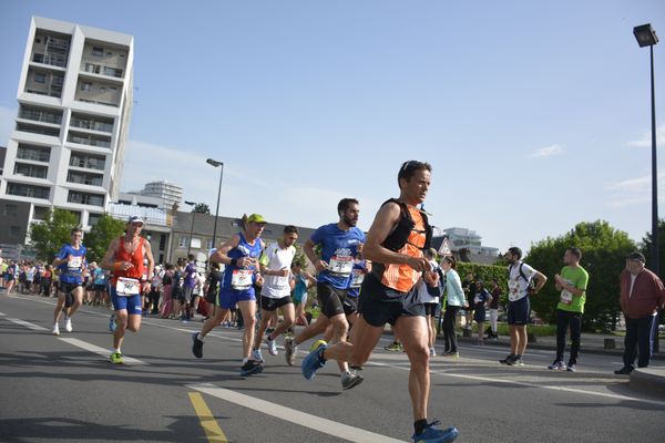 Les coureurs à l'entrée du pont Willy Brandt, à Nantes.