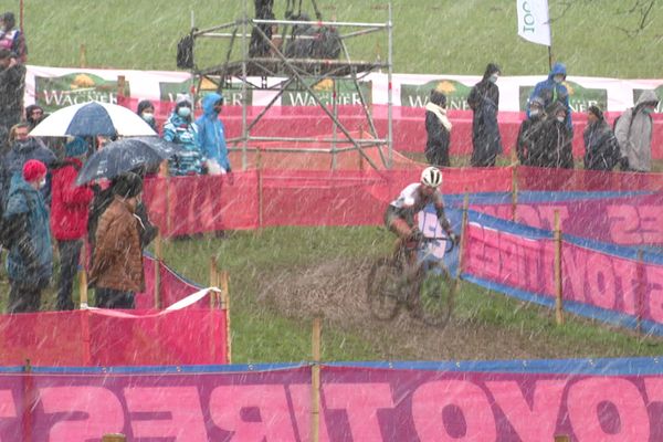 Lors de la 8e manche de la Coupe du monde de cyclo cross à Besançon, la météo a obligé les coureurs a joué aux équilibristes.