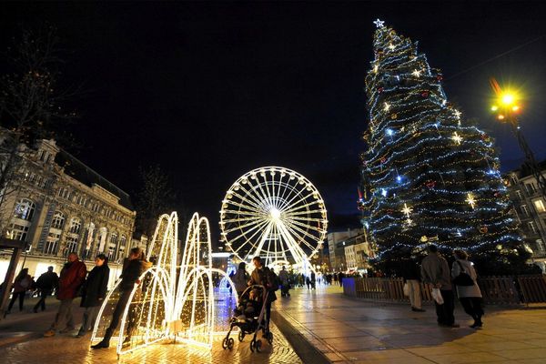 L'illumination du sapin de Noêl place de Jaude à Clermont-Ferrand marque le coup d'envoi des festivités de fin d'année. (Photo d'archives)