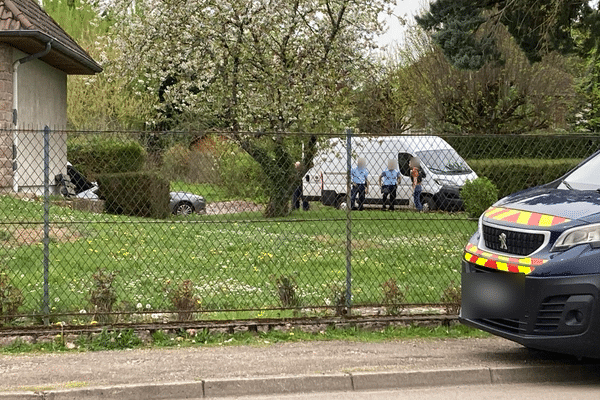 Des gendarmes de l'Yonne au cours d'une perquisition à la maison familiale de la maire d'Avallon Jamilah Habsaoui, dans le cadre de l'opération "place nette", le 8 avril 2024.