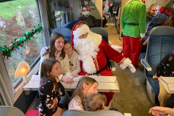 Chaque année depuis trois ans, l’association Chemins de fer du Centre-Bretagne propose une immersion dans la féérie de Noël à travers des trajets en train au départ de Pontivy.