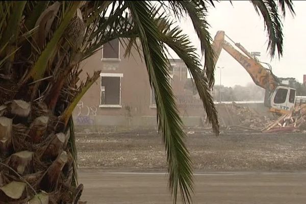 Les travaux de démolition de l'ancienne Cité coloniale de Cherbourg s'achèveront à la fin avril.