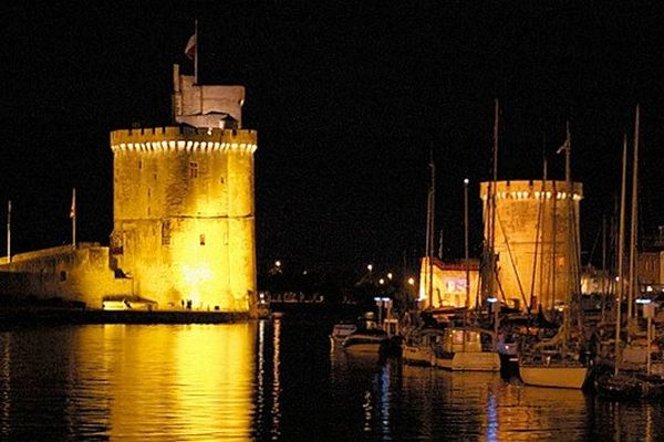 La Tour Saint-Nicolas et 3 autres bâtiments de la ville de LaRochelle seront éteints pendant une heure pour l'opération Hearth Hour