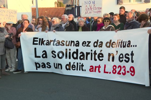 Une soixantaine de personnes se sont réunies devant le commissariat d'Hendaye.