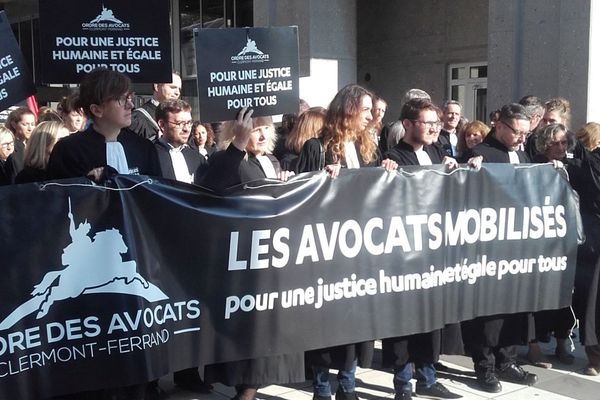 Le barreau de Clermont-Ferrand en grève contre le projet de réforme de la Justice examiné à l'Assemblée Nationale.