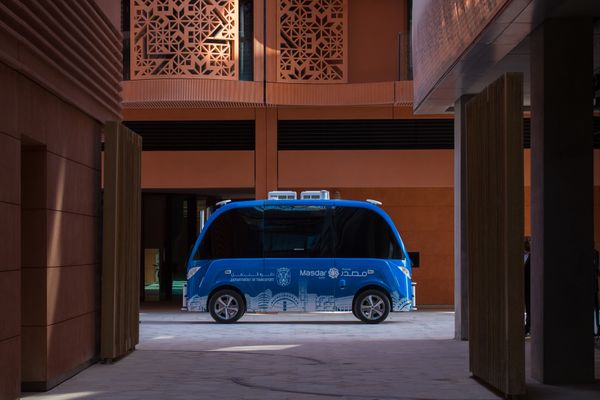 Une navette autonome Navya à Masdar city, aux Émirats arabes unis.