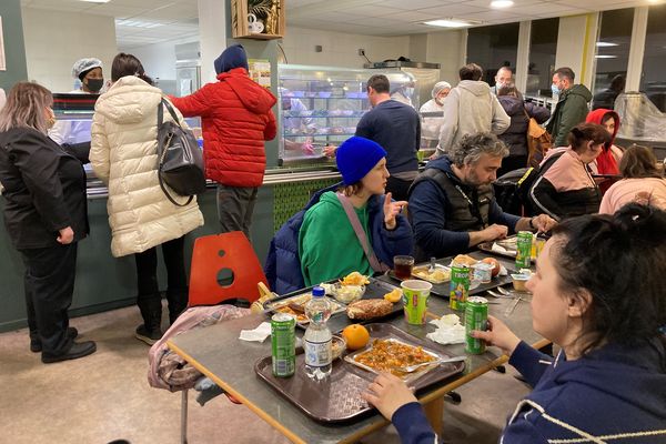 245 réfugiés ukrainiens et 50 chauffeurs portugais ont été logés et nourris à Lyon hier soir