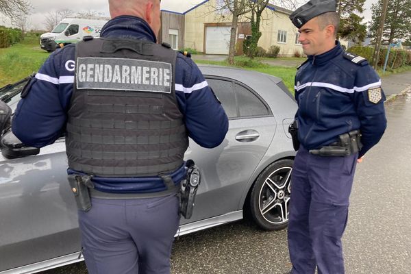 Ce 9 décembre 2024, les gendarmes interrogent les automobilistes qui passent dans la rue où Morgane devait prendre son bus le jour de sa disparition au cas où ils auraient vu quelque chose.