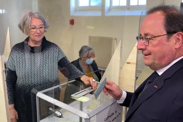 François Hollande a voté à Tulle, pour le premier tour de l'élection présidentielle.