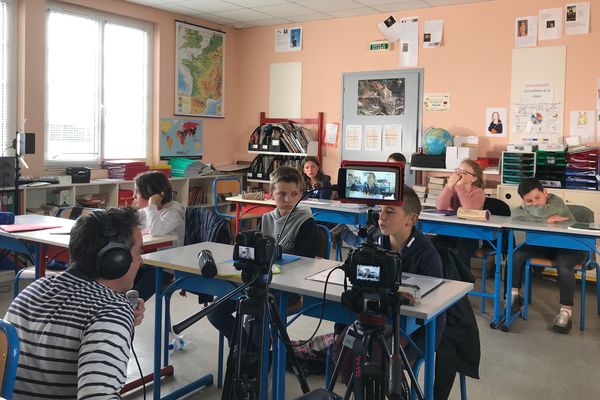 Anthony Marsais en tournage pour TV Loustics avec les enfants de la classe de CM2 de l’école Saint-Joseph des Epesses (Vendée) 