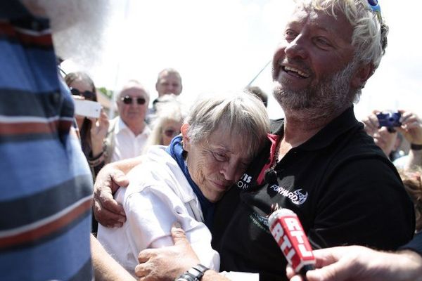 Yvan Bourgnon et sa mère Suzanne à l'arrivée de son tour du monde en catamaran de sport