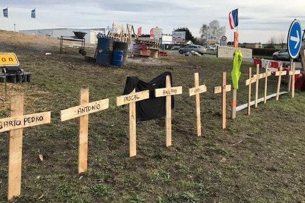 Rond point de l'aviation occupée par les Gilets jaunes depuis le début du mouvement