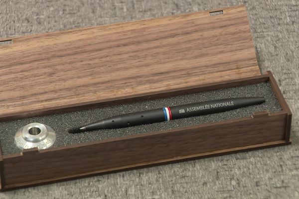 Un stylo fabriqué dans le Jura par des personnes en situation de handicap, vendu à la boutique de l'Assemblée nationale.